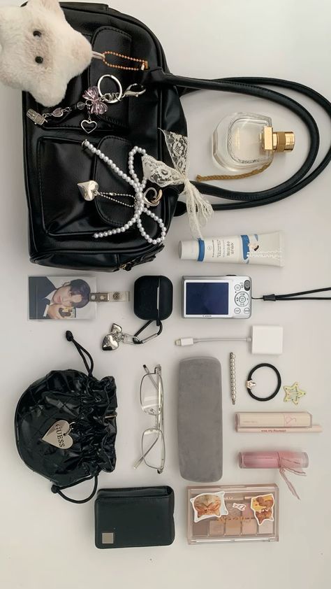 Crossbody Bag Aesthetic Outfit, Cute Whats In My Bag, Goth Whats In My Bag, What’s In My Handbag, Kpop Concert Bag Ideas, Aesthetic What’s In My Bag, What’s In My Bag Korean, Aesthetic What’s In My Purse, Whats In My Bag Kpop