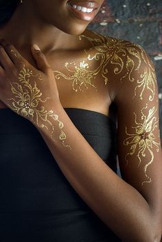 Gold Tattoo Ink on Pinterest | Silver Ink Tattoos, Gold Ink Tattoos a… Gold Henna, Henne Tattoo, Metallic Tattoo, Tato Henna, White Henna, Gold Tattoo, Henna Tattoos, Henna Patterns, Desi Wedding