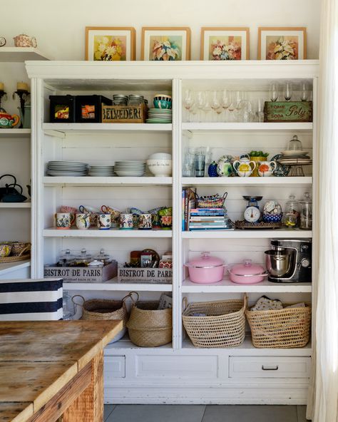 Carina asked the contractors to leave six feet of space at the end of this wall until she decided what to do here. Then one day she found this shelving unit at a flea market and painted it white to match the rest of the cabinets. Kitchen Cabinet Organization Ideas, Kitchen Cabinet Shelves, Kabinet Dapur, Best Kitchen Cabinets, Kitchen Hacks Organization, Floating Shelves Diy, Kitchen Cabinet Organization, Simple Kitchen, Kitchen Trends