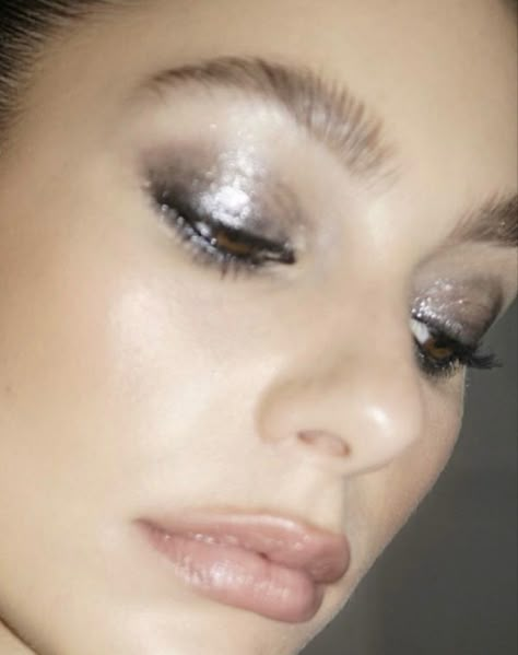 90s Makeup Look, Nye Makeup, Silver Eye Makeup, Grey Eyeshadow, Silver Makeup, Silver Eyeshadow, New Year's Makeup, 90s Makeup, Camila Morrone