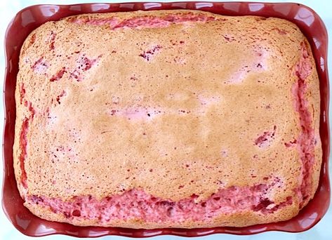 Strawberry Angel Food Cake Dessert, Angel Food Cake Mix, 2 Ingredient Cakes, Strawberry Bread Recipes, Strawberry Angel Food Cake, Angel Food Cupcakes, Angel Food Cake Desserts, Cake Bars Recipe, Strawberry Pie Filling