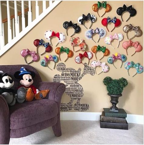 Ear Display Casa Disney, Deco Disney, Disney Room Decor, Disney Bedrooms, Disney Mouse Ears, Disney Rooms, Disney Wall, Disney Home Decor, Disney Mouse