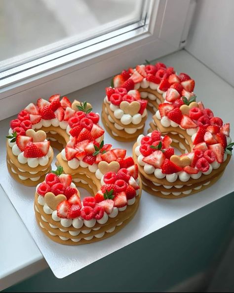 Strawberry Letter Cake, Red Number Cake, Strawberry Number Cake, Cupcake Number Cake, Number Cake Decorating Ideas, Nutella Birthday Cake, Alphabet Cake, Number Birthday Cakes, Letter Cake