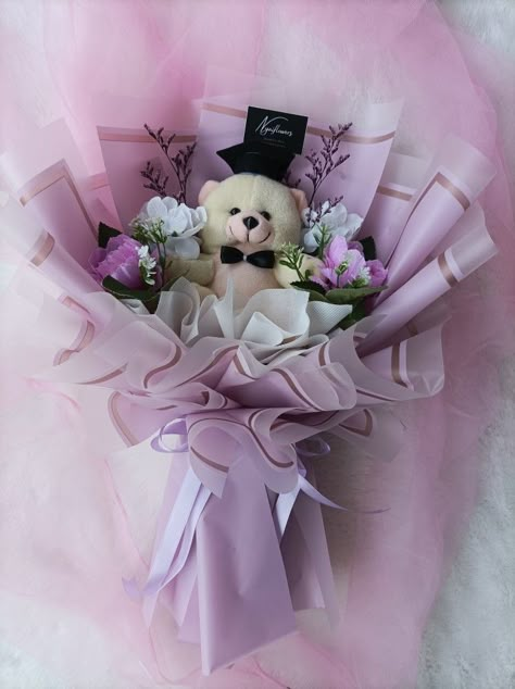 Buket Wisuda Aesthetic, Ibu Kartini, Bouquet Reference, Buket Graduation, Bucket Wisuda, Diy Rose Bouquet, Graduation Flower Bouquet, Doll Bouquet, Wrapping Money