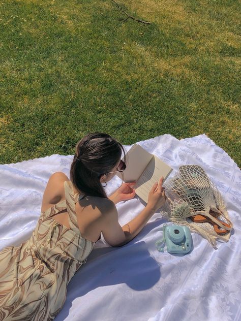 Park Picnic Aesthetic Friends, Picnic Picture Ideas Instagram, Sonja Core, Garden Instagram Pictures, Picnic Photo Ideas Instagram, Picnic Picture Ideas, Picnic Aesthetic Photoshoot, Beach Picnic Aesthetic, Picnic Photo Ideas