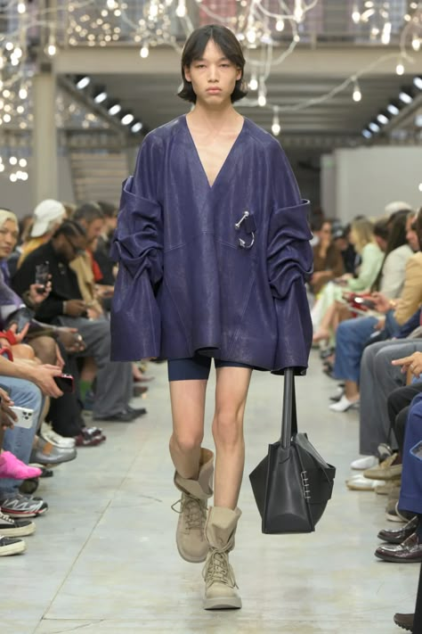 JW Anderson Spring 2025 Men's and Women's Resort Ready-to-Wear Runway, Fashion Show & Collection Review [PHOTOS] Summer Living, Garment Details, Show Collection, Walk This Way, Jw Anderson, His Style, June 2024, Stylish Clothes, Show Photos