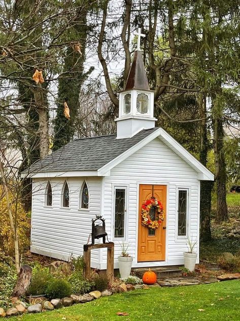 Wedding Chapel Ideas, Chapel In The Woods, Church Design Architecture, Chicken Shed, Little White Chapel, Houses Of The Holy, Pump House, Old Country Churches, Church Pictures