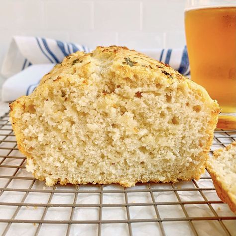 Today, we're making Garlic Parmesan Beer Bread! Beer bread is a type of quick bread which basically means that it's leavened with a chemical leavener (like baking powder) as opposed to a natural leavening agent (like yeast). Beer bread is naturally heavier and more dense than your traditional sandwich bread, so it's a little more crumbly. Therefore, it's not intended to be used as a sandwich bread but more so as a snacking bread or side dish.And let me tell you, this bread is EASY to… Garlic Beer Bread, Mini Bread Loaves, Beer Bread Recipe, Parmesan Bread, Winter Veggies, Yeast Dough, Loaf Cakes, Making Homemade Pizza, Beer Bread