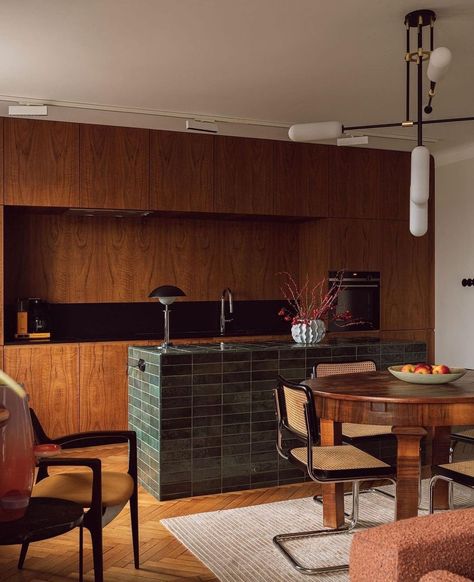 Post Modern Interior Design, Walnut Interior, Korean Bedroom, Midcentury Kitchen, Mid Century Interior, Appartement Design, Mid Century Modern Living, Mid Century Modern Kitchen, Mid Century Modern Living Room