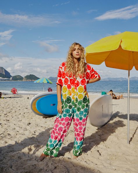 Funky Beach Outfits, Jumpsuit Colorful, Singer Outfits, Palm Springs Style, Dopamine Dressing, Happy Clothes, Spring Inspiration, Farm Rio, Happy Colors