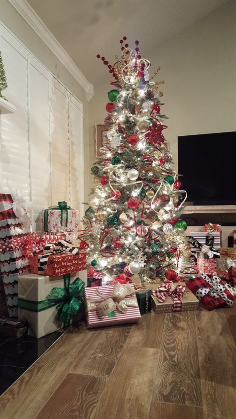 Christmas Tree With Alot Presents, Christmas Tree Full Of Presents, Christmas Presents Under The Tree, Christmas Gifts Under Tree, Presents Under Christmas Tree, Christmas Tree With Presents Underneath, Huge Christmas Tree, Crismas Tree, Christmas Tree And Presents