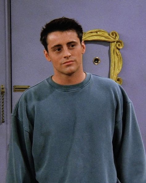 Friends Series Joey, Joey In Friends, Friends Joey Tribbiani, Joey Friends Outfits, Joey Tribbiani Wallpaper, Joey Tribbiani Outfits, Joey Tribbiani Aesthetic, Matt Leblanc 90s, Joe Tribbiani