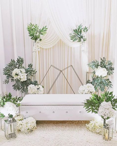 Malay Wedding Pelamin Simple, Malay Wedding Pelamin, Pelamin Tunang, Mini Pelamin, Malay Wedding, Wedding Planning Decor, Diy Backdrop, Decor Aesthetic, Wedding Mood