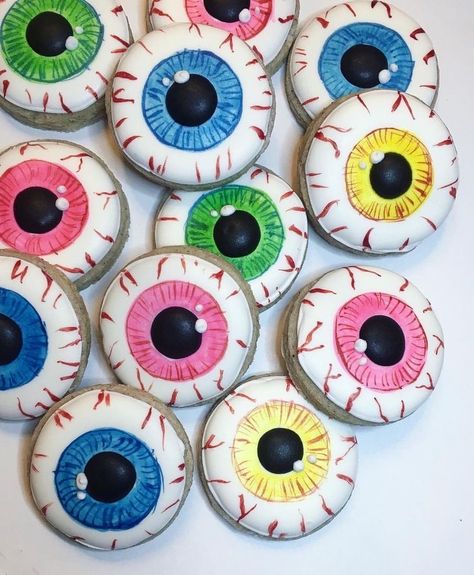 Eyeball Cookies Decorated, Circle Halloween Cookies, Happy Friday Halloween, British Cakes, Eyeball Cookies, Halloween Icing, Halloween Disco, Friday Halloween, Halloween Biscuits