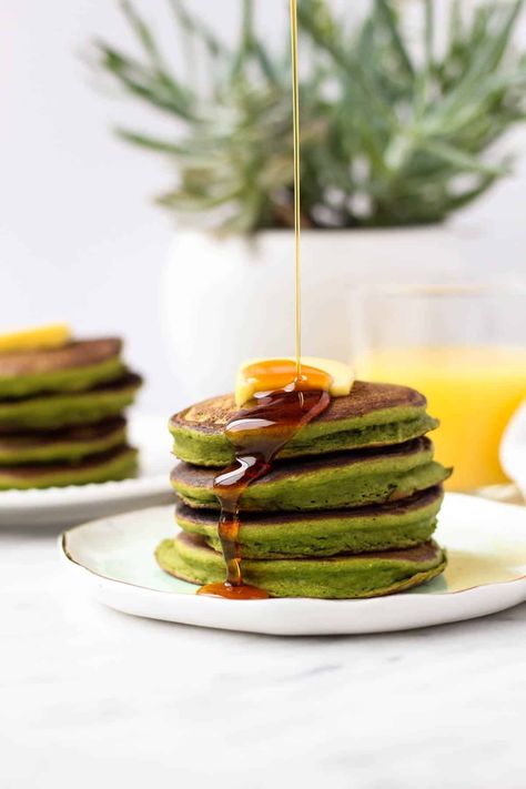 Spinach Protein Pancakes - Eat the Gains Pancakes Protein, Green Pancakes, Spinach Pancakes, Pancake Calories, Austin Food, Oatmeal Pancakes, Pancakes Healthy, Protein Pancakes, Greens Recipe