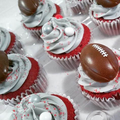 Ohio state cupcakes Ohio State Buckeye Snacks, Ohio State Cupcakes, Ohio State Birthday Party, Ohio State Wedding Ideas, Osu Cupcakes, Ohio State Graduation Party Ideas, Ohio State Food, Ohio State Football Party, Ohio State Tailgate