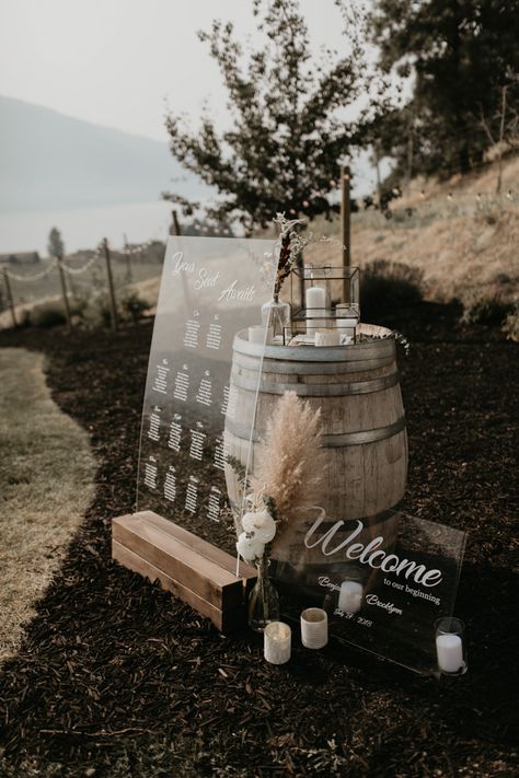 Simple Winery Wedding, Minimal Rustic Wedding Decor, Modern Winery Wedding, Modern Vineyard Wedding, Vineyard Wedding Decorations, Wedding Barn Venue Ideas, Minimal Rustic Wedding, Wedding Winery Vineyard, Winery Wedding Decor