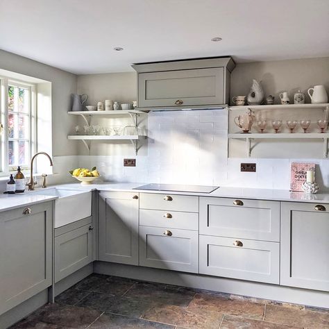 We are loving this modern rustic shaker kitchen from @dustanddaydreaming. Pair these Chilcomb Pebble grey kitchen cabinets with stone kitchen flooring ideas and white kitchen worktops for a fresh take on a traditional kitchen. Are cottage style kitchens top of your list? Chilcomb Pebble, Pebble Kitchen, White Kitchen Worktop, Front Extension, Shaker Style Kitchen Cabinets, Howdens Kitchens, Taupe Kitchen, Design My Kitchen, Terrace Kitchen