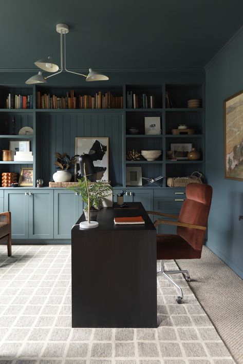 Moody Blue Office, Color Drenched Office, Home Office Ideas Men, Small Home Office Makeover, Large Home Office Ideas, Navy Home Office, Dark Office Aesthetic, Small Moody Office, Dark Blue Office