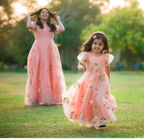 Mom And Daughter Twinning Outfits, Mom And Daughter Dresses Indian, Mom And Daughter Dresses, Recycle Saree, Grown Dress, Mom Daughter Matching Dresses, Mom Daughter Outfits, Daughter Dress, Mother Daughter Fashion