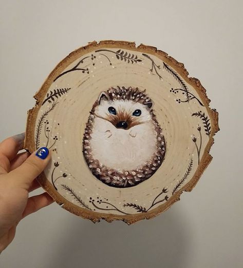 Painting On A Wood Slice, Paint On Wood Slices, Art On Wood Painting, Easy Wood Slice Painting, Wood Slice Art Paint Easy, Wood Painting Ideas, Woodslice Paintings, Animal Wood Slice Ornament, Paint On Wood