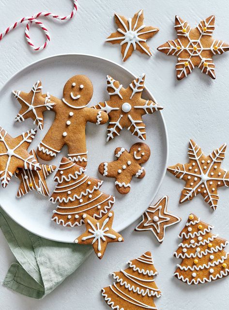 Gingerbread Cookies (The Best) | RICARDO Easy Gingerbread Cookies, Best Gingerbread Cookies, Gingerbread Cookies Decorated, Ginger Bread Cookies Recipe, Gingerbread Decorations, Chocolate Chip Cookie Bars, Chewy Chocolate Chip Cookies, Ginger Cookies, Christmas Cookies Decorated