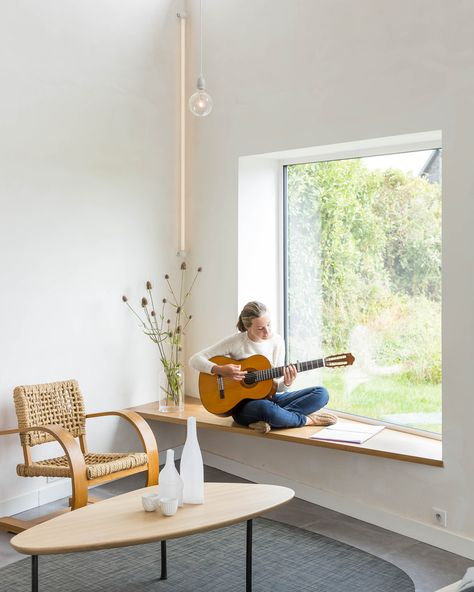 Tableau asymétrique sous baie fixe  Gallery of House for a Photographer / Studio Razavi architecture - 23 Cozy Window Seat, Window Seat Design, Photographer Studio, Interior Design Per La Casa, Window Seats, Window Benches, Interior Windows, Design Del Prodotto, Lounge Room