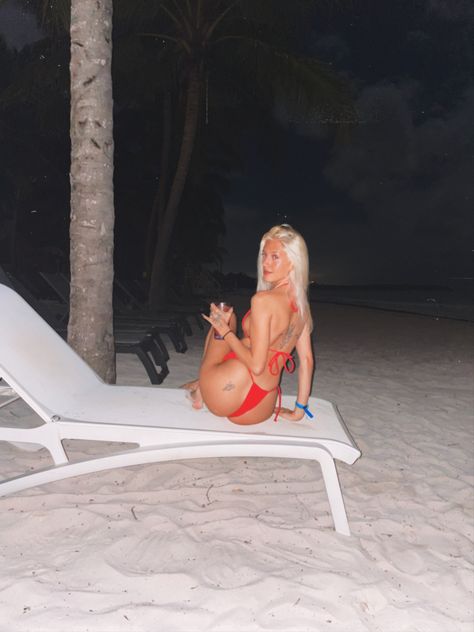 Night picture on a beach in bikini Beach Chair Poses, Swim Poses, Picture At Night, Tanning Chair, Pool Poses, Pool Photography, Cruise Pictures, Chair Pose, Dump Ideas