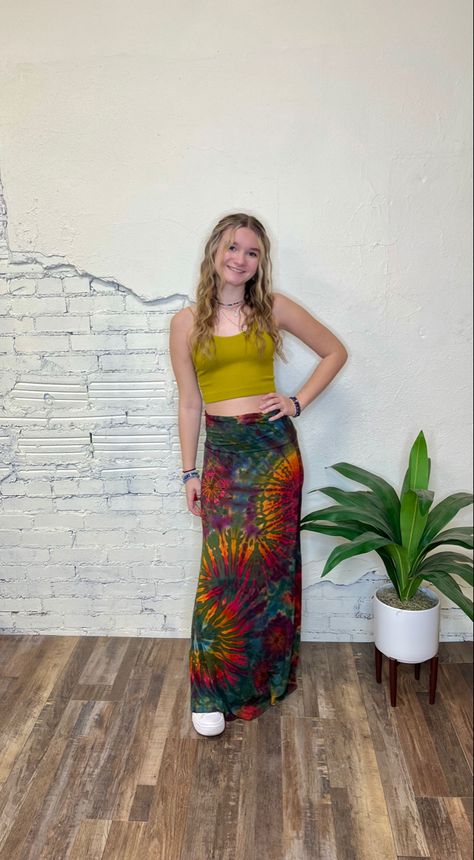 tie dye skirt hippie aesthetic Tye Dye Maxi Skirt Outfit, Tie Dye Maxi Skirt Outfit, Hippie Fashion Outfits, Trippy Outfits Style, Tie Dye Skirt Outfit, 70s Tie Dye, Fem Fem, Colorful Fits, Knotted Maxi Skirt