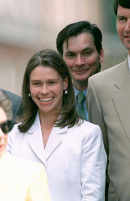 lady sarah chatto during queen mother's 99 birthday celebrations Lady Sarah Armstrong Jones, Sarah Chatto, Sarah Armstrong, Princesa Margaret, Lady Sarah Chatto, Royal Family Portrait, Victoria Beckham Dress, English Royalty, Clarence House