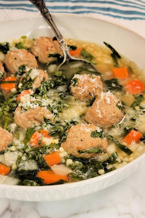 Slow Cooker Italian Wedding Soup loaded with Italian meatballs, spinach and carrots is so hearty and delicious. It is perfect for a chilly night! via @jugglingactmama Crockpot Italian Wedding Soup, Soup Slow Cooker, Slow Cooker Italian, Italian Style Meatballs, Slow Cooker Potato Soup, Slow Cooker Potatoes, Slow Cooker Chicken Chili, Wedding Soup, Italian Soup