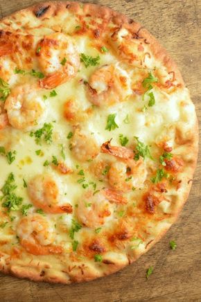 For those nights where cooking dinner doesn't sound all that appealing. Eager to try this quick and easy shrimp scampi flatbread. Seafood Breakfast Ideas, Shrimp Scampi Flatbread, Octopus Plate, Buttery Shrimp, Easy Shrimp Scampi, Seafood Pizza, Shrimp Recipes Easy, Flatbread Recipes, Easy Shrimp