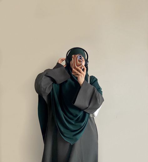 Green Khimar, Khimar Aesthetic, Khimar Outfit, Clothes For Veiled Women, Somali Clothes, Grey Dress Outfit, Khimar Style, Hijabi Women, Long Hijab