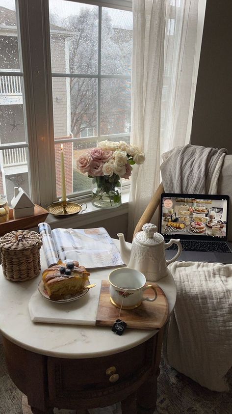 Homemaking Aesthetic, Modern Scandinavian Interior Design, Modern Scandinavian Interior, Mid Century Modern Scandinavian, Room Makeover Bedroom, Decor Home Living Room, Coffee And Books, Dream House Exterior, Eclectic Home