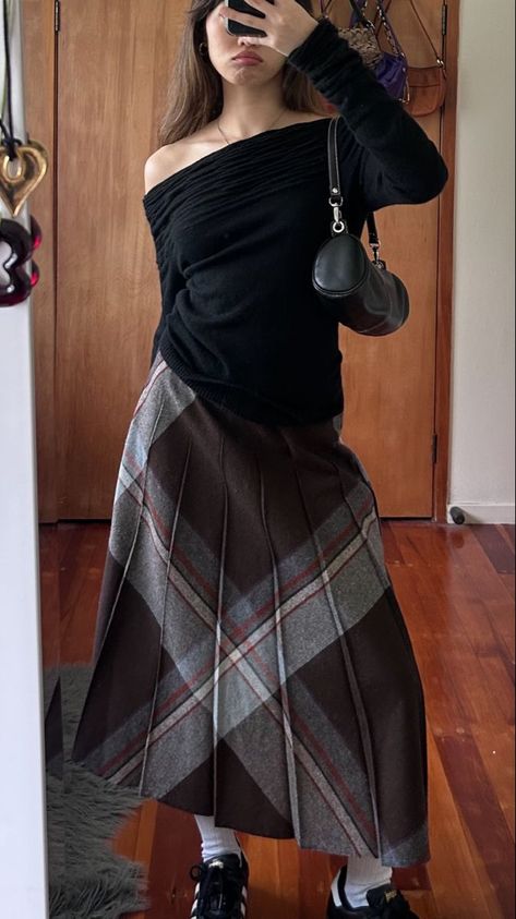 Off Shoulder Skirt Outfit, Long Skirts Outfit Winter, Outfits With Long Skirts Black, How To Style Brown Skirt, Pleated Skirt Outfit Long, Long Sleeve Outfits Aesthetic, Pleats Skirt Outfit, Brown Outfit Skirt, Outfit With Long Black Skirt