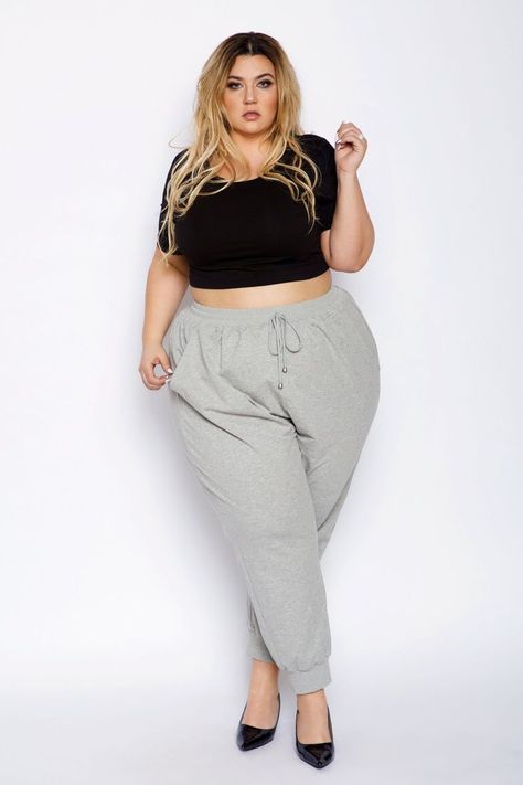 Pinterest Plus Size Joggers Outfit, Outfits Joggers, Jogger Outfits, Jogging Style, Plus Size Fashions, Plus Size Inspiration, Designer Plus Size, Plus Size Joggers, Athleisure Style