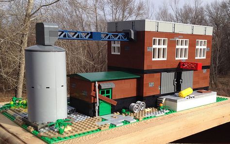 Lego MOC Derelict Factory Lego Warehouse, Lego Cities, Lego Display Ideas, Lego Factory, Lego House Ideas, Lego Houses, Were Moving, Lego Town, Lego Train