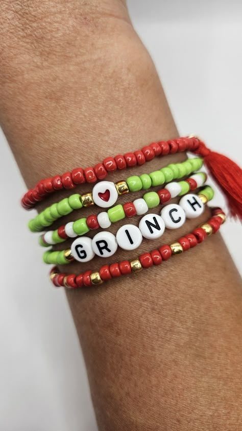 Grinch Friendship Bracelet, Christmas Diy Bracelet, Xmas Bracelet Ideas, Preppy Christmas Bracelet Ideas, Friendship Bracelets Christmas, Christmas Jewelry Diy Necklace, Grinch Clay Bead Bracelets, Holiday Beaded Bracelets, Christmas Bracelet Ideas Glass Beads