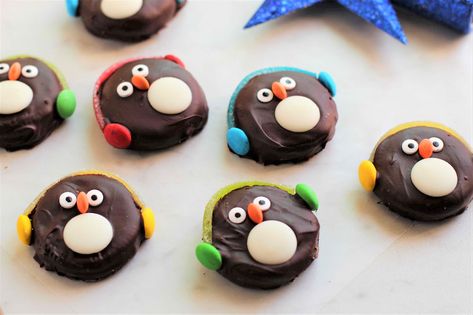 Oreo Penguin Cookies Recipe Rudolph Cookies, Magic Bars Recipe, Recipes For The Holidays, Penguin Cookies, Christmas Shortbread, Christmas Donuts, Cookie Platter, Delicious Christmas Cookies, Donut Decorations