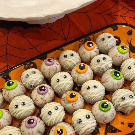 Priscilla and Angela on Instagram: "It’s nearly 100 degrees outside but I saw a Spirit Halloween store pop up nearby the other day so I guess it’s time to start posting spooky season content 🤣👻 . This platter of spooky @oreo truffles is one of my most liked posts ever from a few years ago, and I just love it because they are so very simple and delicious. All you need is crushed up Oreos, cream cheese, and melting wafers (I used @ghirardelli melts) and a candy marker for the eye vessels, and yo Halloween Cake Truffles, Halloween Cake Balls Ideas, Halloween Chocolate Oreos, Halloween Oreo Truffles, Autumn Pastries, Candy Business Ideas, Brigadeiro Halloween, Doce Halloween, Halloween Oreo Balls