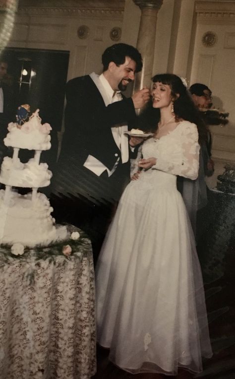 1990s Wedding Photos, 1990s Wedding Dress, 1990s Wedding, 1980s Wedding, 80s Wedding, Bridal Gowns Vintage, Gowns Vintage, Vintage Weddings, Wattpad Stories