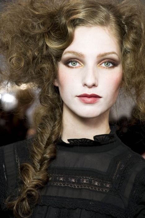 Runway hair and makeup 19th Century Makeup Looks, Victorian Inspired Hair, Victorian Makeup Romantic, Victorian Makeup Look, Rococo Makeup, Hair Runway, Victorian Makeup, Bridal Lipstick, Minimalist Hair Accessories