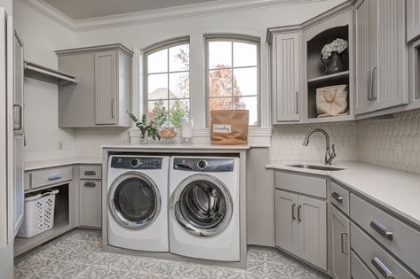 Pinnacle Remodel - Traditional - Laundry Room - Little Rock - by Katie Grace Designs | Houzz Laundry Room With Corner Sink, Sink Laundry Room, Traditional Laundry Room, Industrial Scandinavian, Farmhouse Transitional, Scandinavian Rustic, Dining Rug, Rustic Coastal, Corner Sink