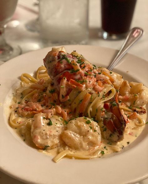 Red Lobster Pasta, Lobster Aesthetic Food, Lobster And Pasta, Lobster Dinner Aesthetic, Pasta And Lobster Couple, Lobster And Shrimp Pasta, Lobster Aesthetic, Lobster Meals, Pasta And Lobster