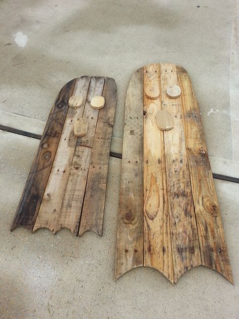 Pallet Wood Ghosts - just in time for Halloween. Jackie needed a couple of Boo's to hang out with her Jack-o-Lantern this week. These are so simple to make and will look spectacular once she gets them painted. Just a little Black and a lot of White and they are ready to go. Another from the Jackie and Ev pallet-a-palooza weekend. These were our only Halloween item this weekend. Halloween Pallet Projects, Halloween Pallet, Halloween Palette, Wood Halloween Decorations, Pallet Halloween, Pallet Pumpkin, Halloween Wood Crafts, 1001 Pallets, Wood Pallet Wall