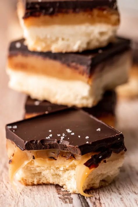 Traditional Scottish Recipe for Millionaires Shortbread or Caramel Shortcake. Buttery shortbread base with homemade caramel centre topped with dark chocolate and sea salt. Sweet, delicious and easy recipe for homemade bars or squares. A kids favourite recipe, great for parties or packed school lunches. Gooey caramel recipe for an after school treat. Scottish baking. #baking #caramel #scottish #kidstreats #bars #shortbread #chocolate Red Velvet Brownies Recipe, Easy Goulash, Millionaire Shortbread Recipe, Millionaires Shortbread, Millionaire's Shortbread, Caramel Shortbread, Strawberry Brownies, Cream Cheese Brownies, Shortbread Recipe