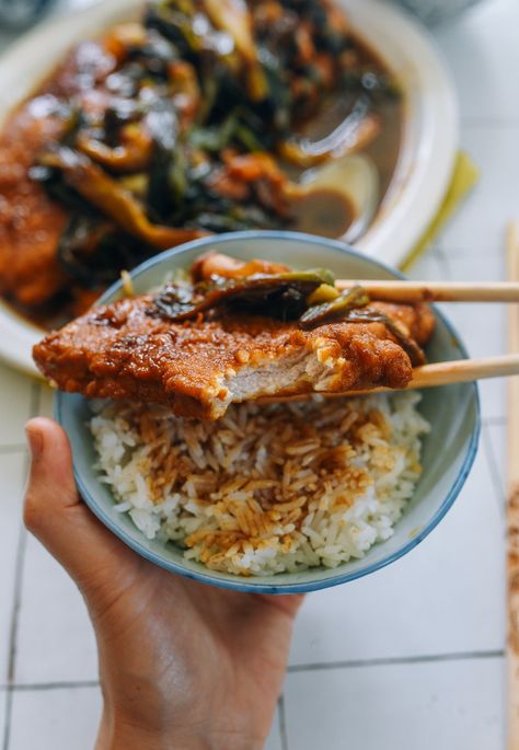 Braised Pork Chops Shanghai-style (葱烤排骨 - cōng kǎo páigǔ), is one of the pinnacles of Shanghainese home cooking, with tons of sweet scallion! Source: thewoksoflife.com Hoisin Pork Chops, Asian Pork Chop Recipes, Dongpo Pork, Chashu Pork Recipe, Chinese Pork Chops, Korean Cauliflower, Stir Fried Pork, Chinese Pork Recipes, Braised Pork Chops