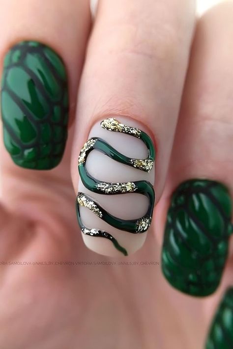 Serpents and snakes are symbols of the mystical feminine and fertility. They also represent rebirth, transformation, immortality, and healing. However, snakes are… Nail Ideas Snake, Black New Years Nail Designs, Year Of The Snake Nails, Green And Gold Nails, Snake Nails, Snake Skin Nails, Harry Potter Nails, Witchy Nails, Mens Nails