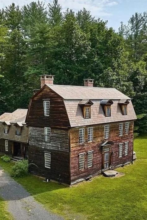 1900 Colonial For Sale In Charlemont Massachusetts Tiny Colonial House, Colonial Aesthetic, Old Colonial Homes, Colonial Revival House, Early American Homes, Planet Coaster, Colonial Homes, Vintage House Plans, Old Houses For Sale