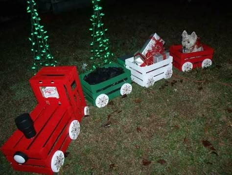 Christmas Presents Decor, Nursing Home Christmas, Ideas Con Cajas, Christmas Trains, Crate Train, Disney Christmas Decorations, Christmas House Lights, Christmas Gift Boxes, Christmas Eve Gift